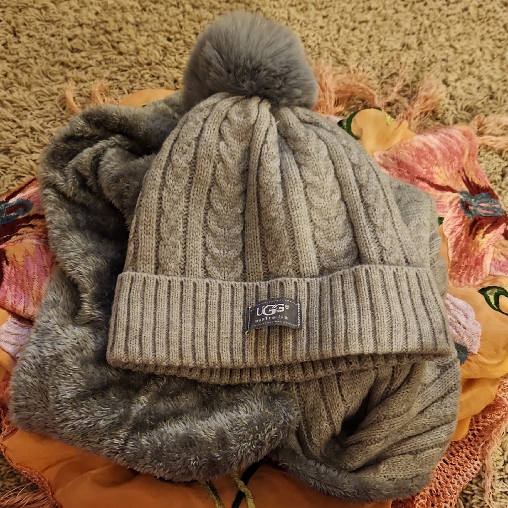 UGG New Cable Knit Beanie and Scarf Set in Gray NEW